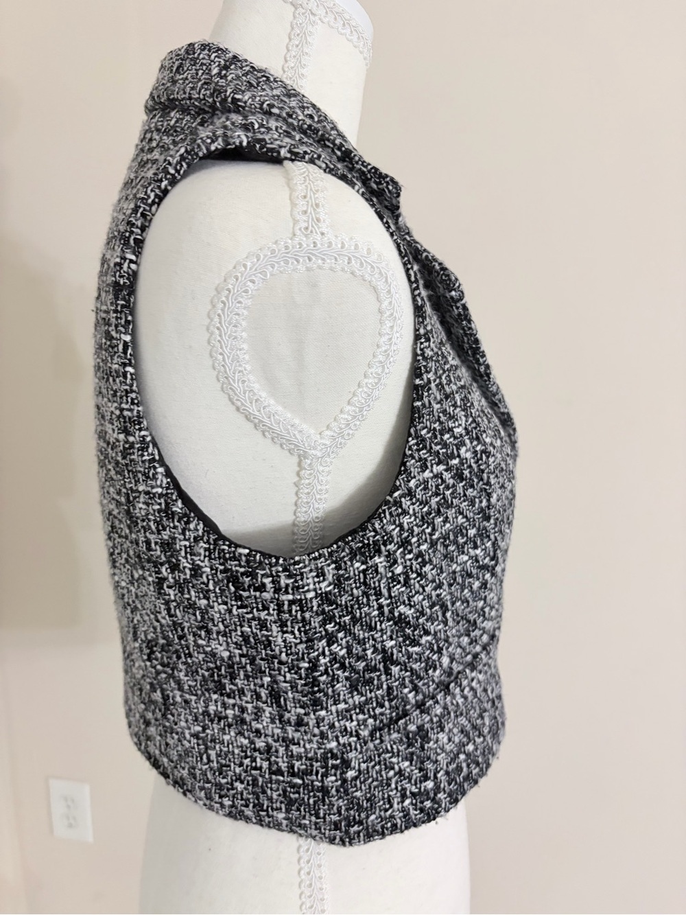 Joie Cropped Tweed Vest Black White Pearl Button Accent V-Neck 8 - Picture 5 of 7